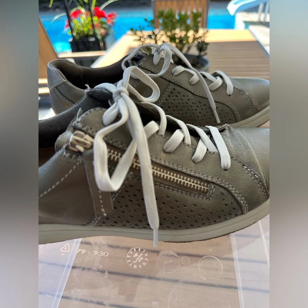 Earth Origins Etta Zip Sneaker Platinum Metallic Comfort Walking Shoe Size 8 ✨